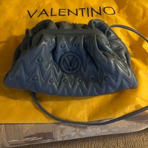 Barely used Valentino bag 4 Spring/Summer. 𝐴𝑊𝐸𝑆𝑂𝑀𝐸 when paired w/ 👖 !